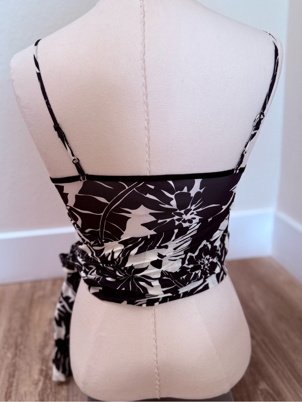 Le Superbe Tropical Wrap Tank Top Black White Palm Print Self Tie Camisole NWT - Picture 5 of 14
